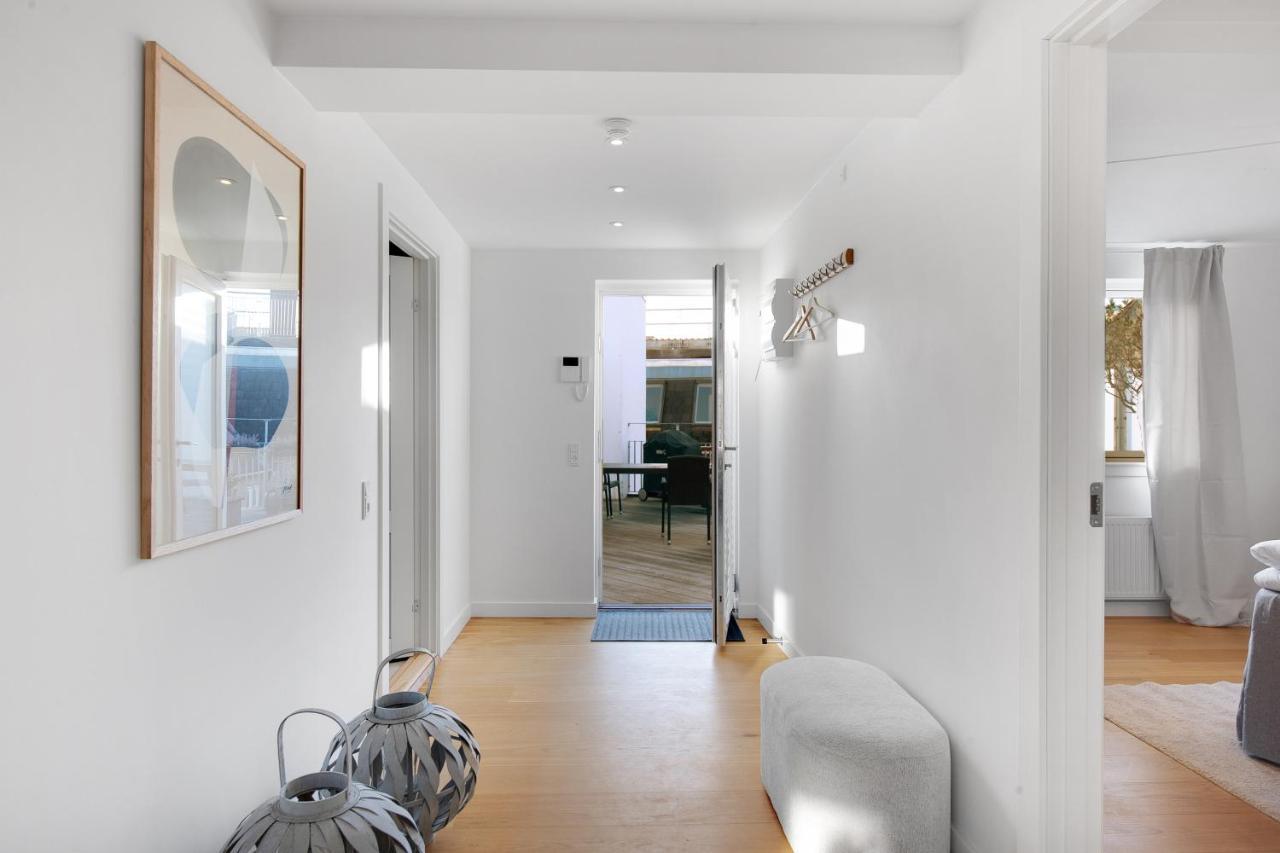 Sanders Leaves - Precious Two-bedroom Penthouse In Downtown