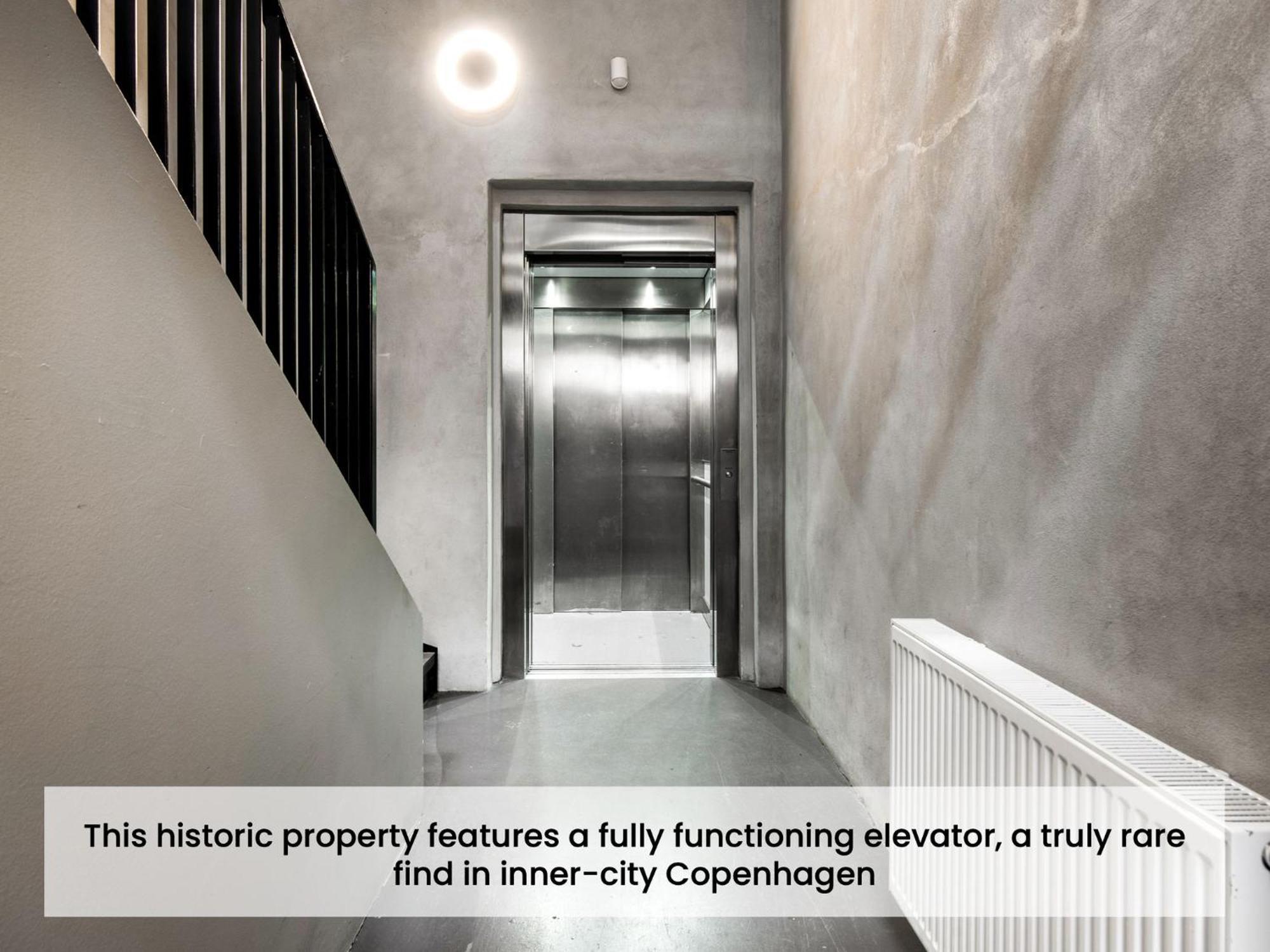 Sanders Leaves - Precious Two-bedroom Penthouse In Downtown *