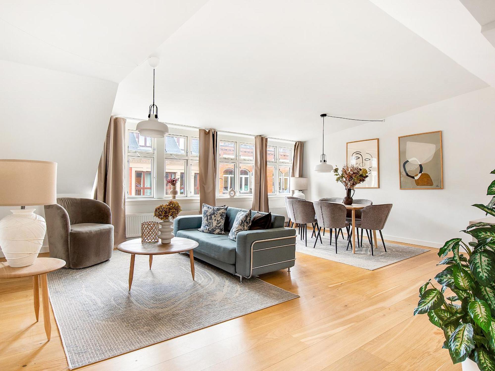 Sanders Leaves - Precious Two-bedroom Penthouse In Downtown Leilighet *